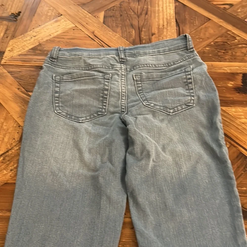 The children place super skinny jeans